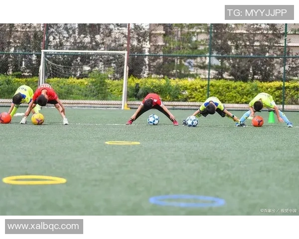 提升足球力量与耐力的训练方法与技巧探讨