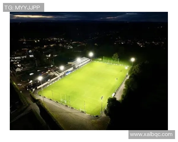 足球场探照灯下的激情与梦想照亮了无数年轻球员的追逐之路